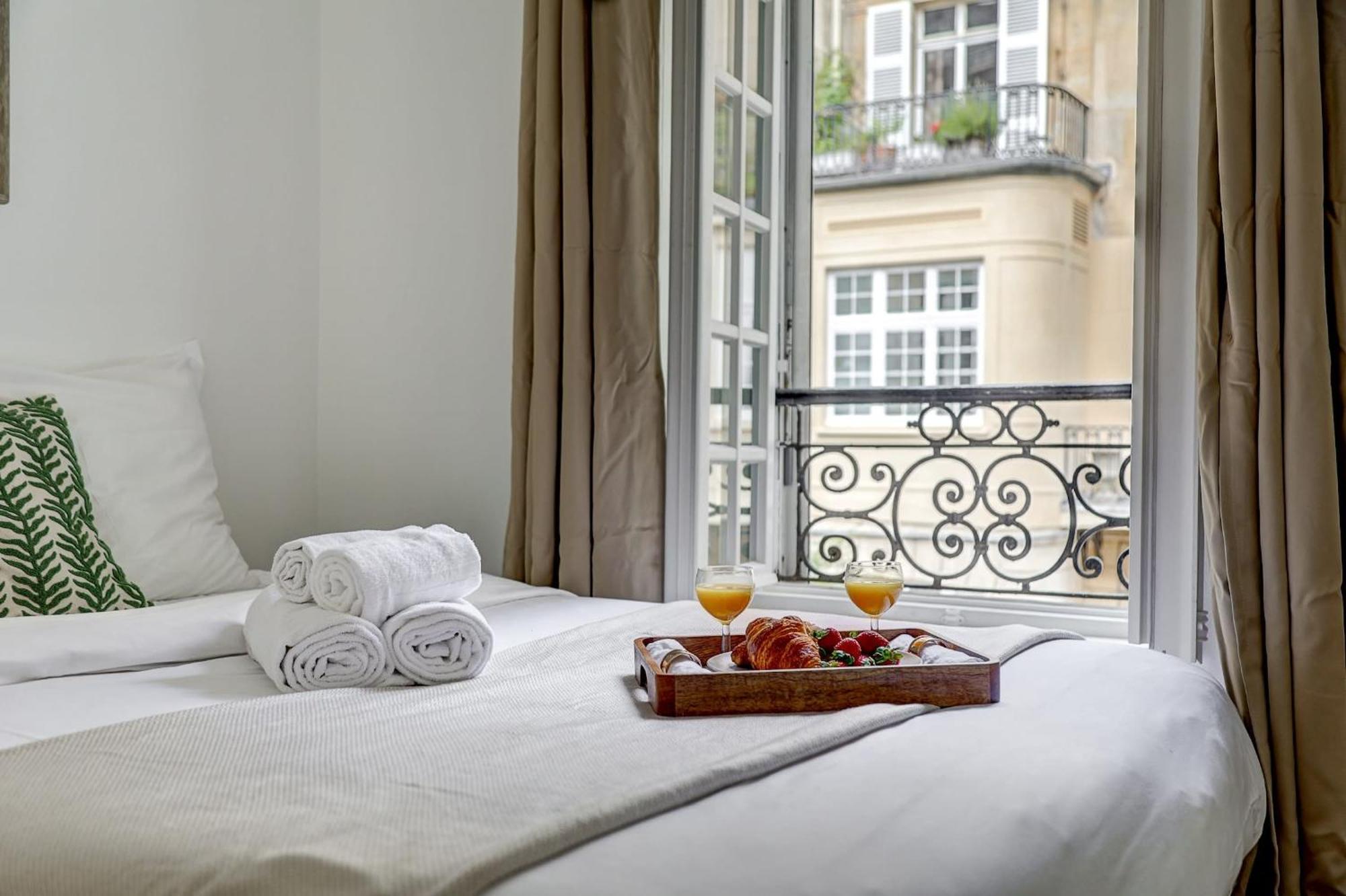Champs-Elysees - 2Br With Balcony - Cityapartmentstay Parigi Esterno foto