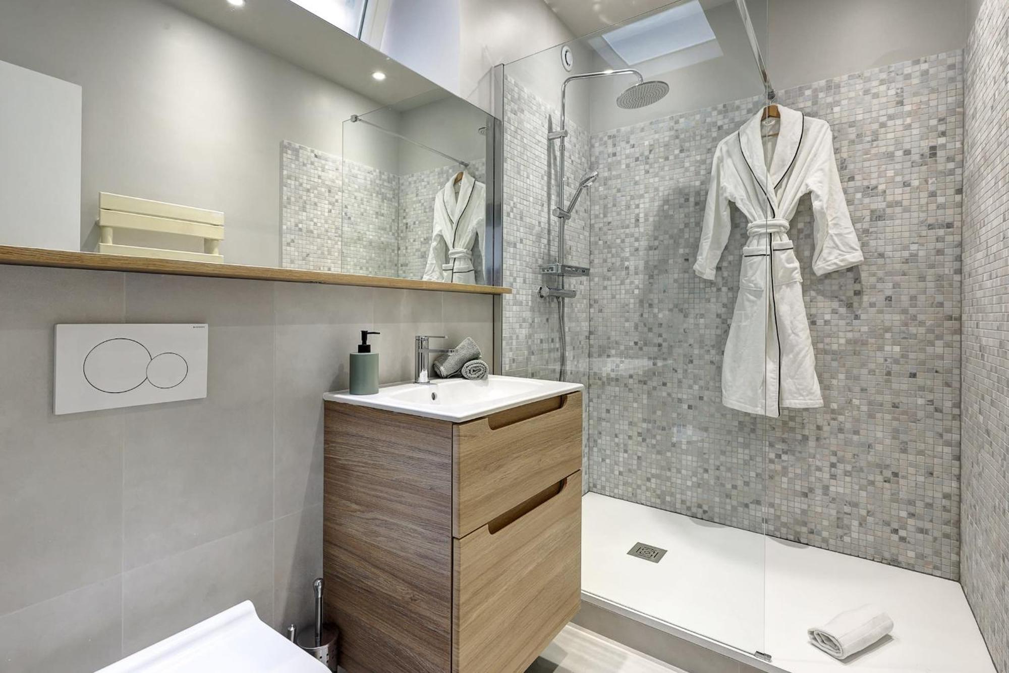 Champs-Elysees - 2Br With Balcony - Cityapartmentstay Parigi Esterno foto